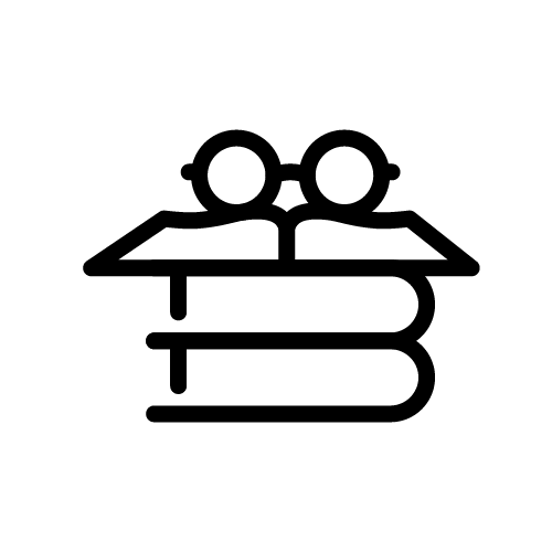 نظارة فوق حزمة كتب