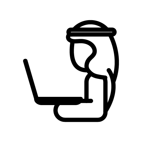 رجل سعودي يعمل على حاسوب محمول