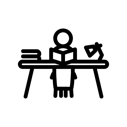 امرأة تدرس على مكتب / قارئة